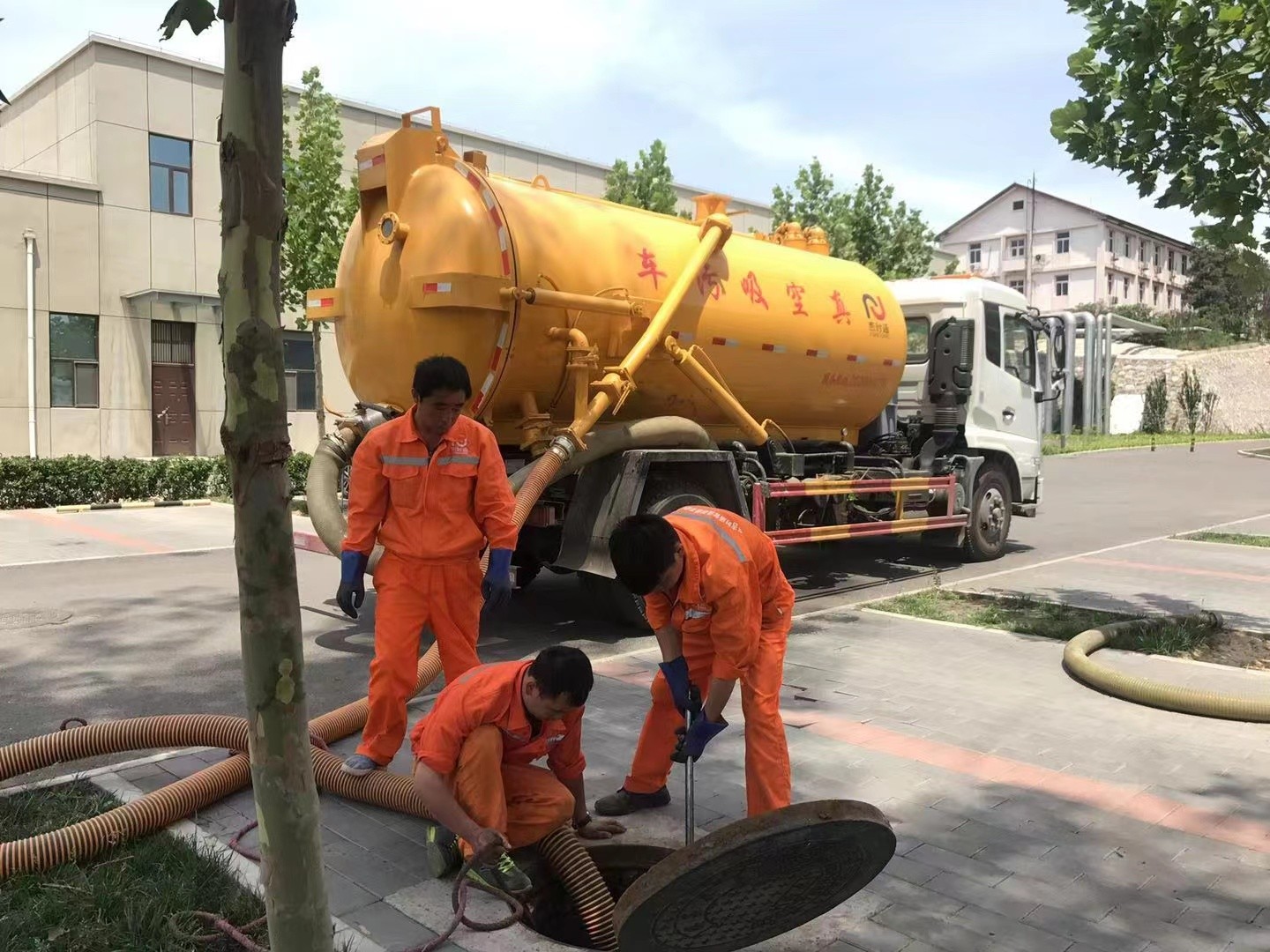 大祥管道疏通车停在窨井附近