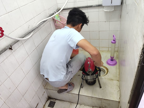 大祥肥皂掉到马桶里把马桶堵住了怎么办？马桶堵住了怎么办