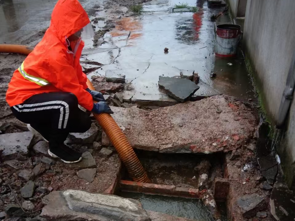 大祥专业清理污水池 炜誉市政以规范流程守护城市 “肠道”